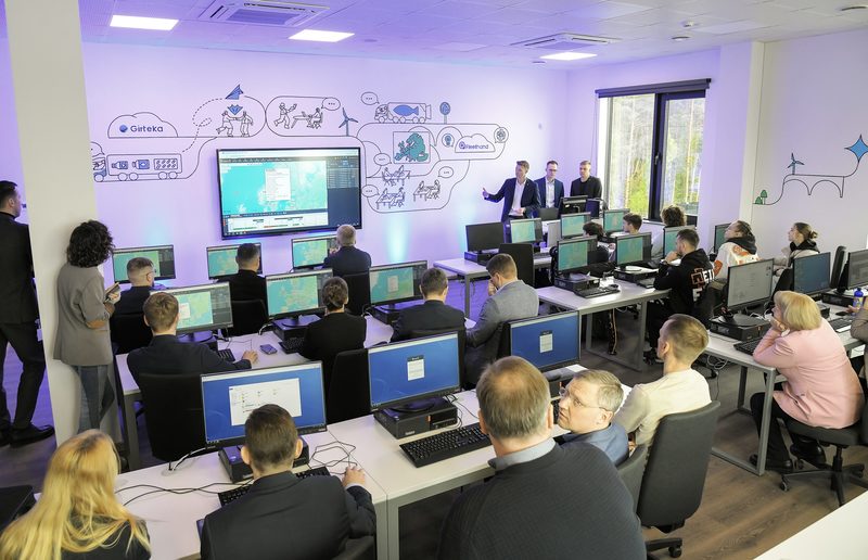 Logistikos studentai nuo šiol mokosi kitaip: VILNIUS TECH atidarė transporto ir logistikos skaitmeninių kompetencijų laboratoriją